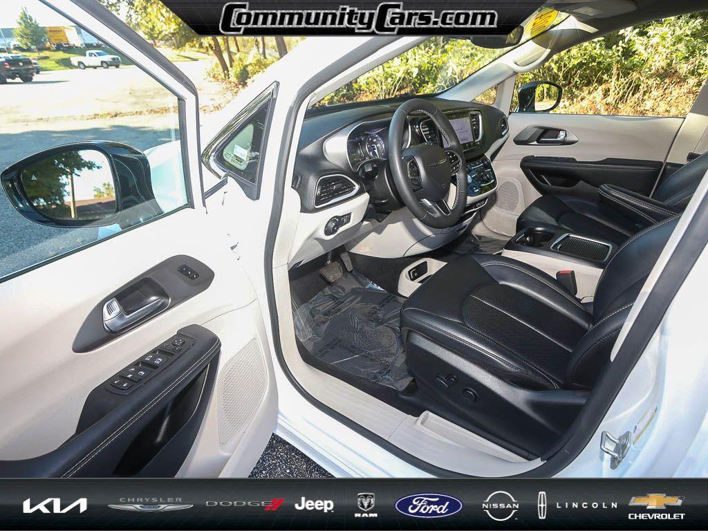 used 2024 Chrysler Pacifica car, priced at $33,141