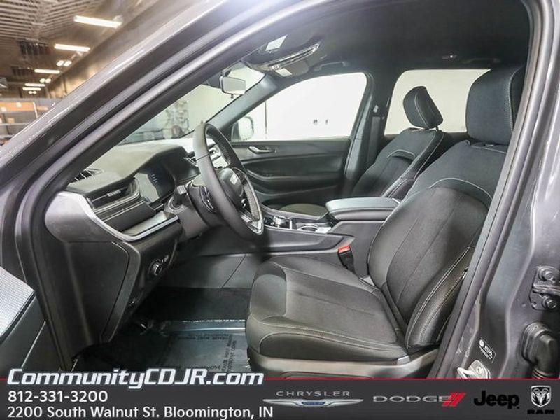 new 2025 Jeep Grand Cherokee car, priced at $42,220