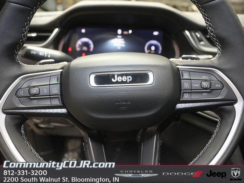 new 2025 Jeep Grand Cherokee car, priced at $42,220