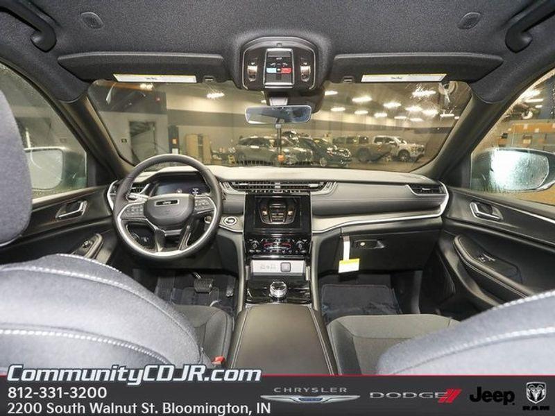 new 2025 Jeep Grand Cherokee car, priced at $42,220