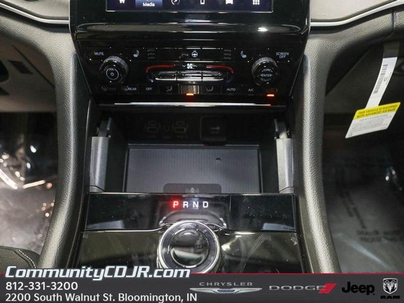 new 2025 Jeep Grand Cherokee car, priced at $42,220
