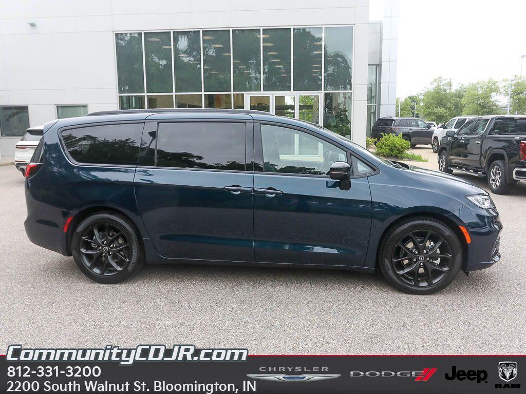 new 2025 Chrysler Pacifica car, priced at $47,771