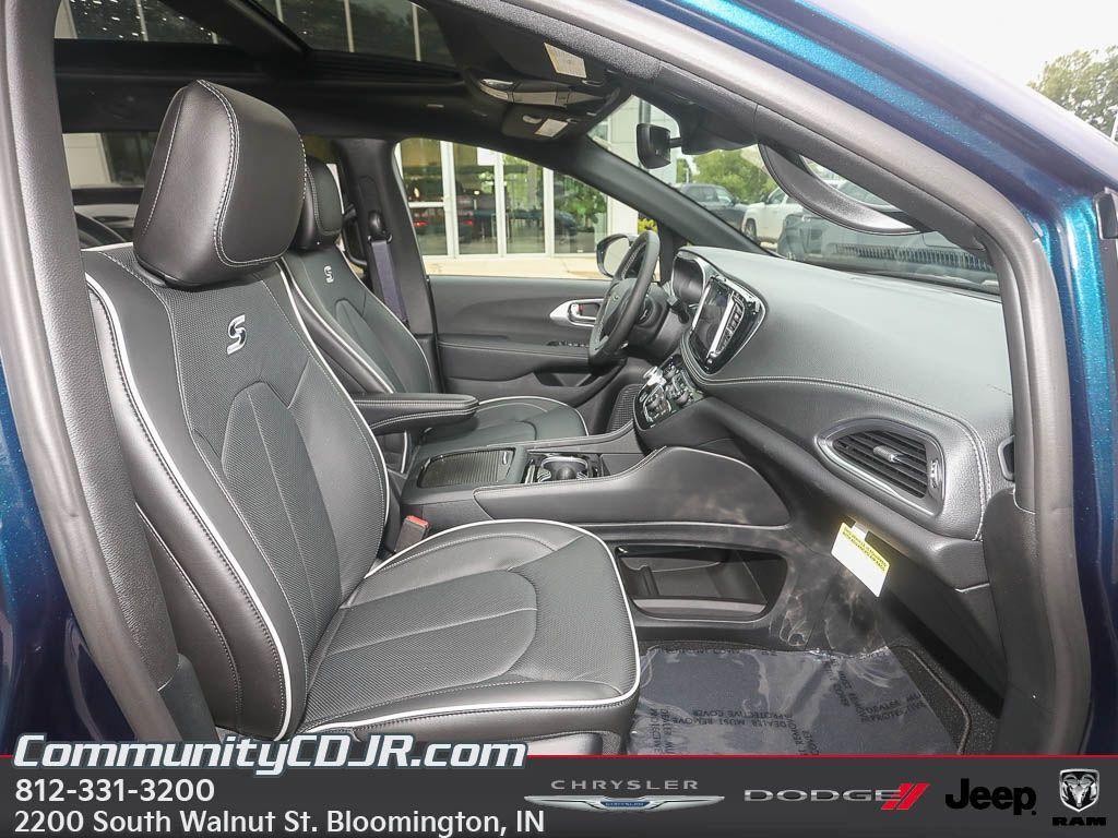 new 2025 Chrysler Pacifica car, priced at $47,771