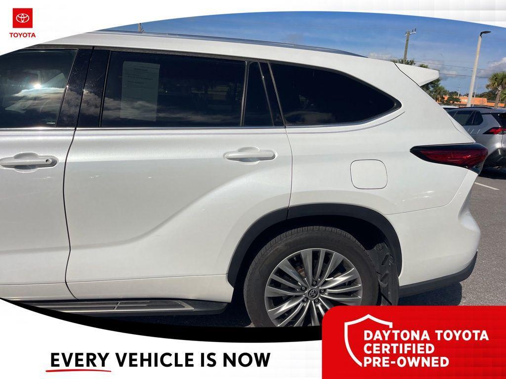 used 2022 Toyota Highlander Hybrid car, priced at $37,000