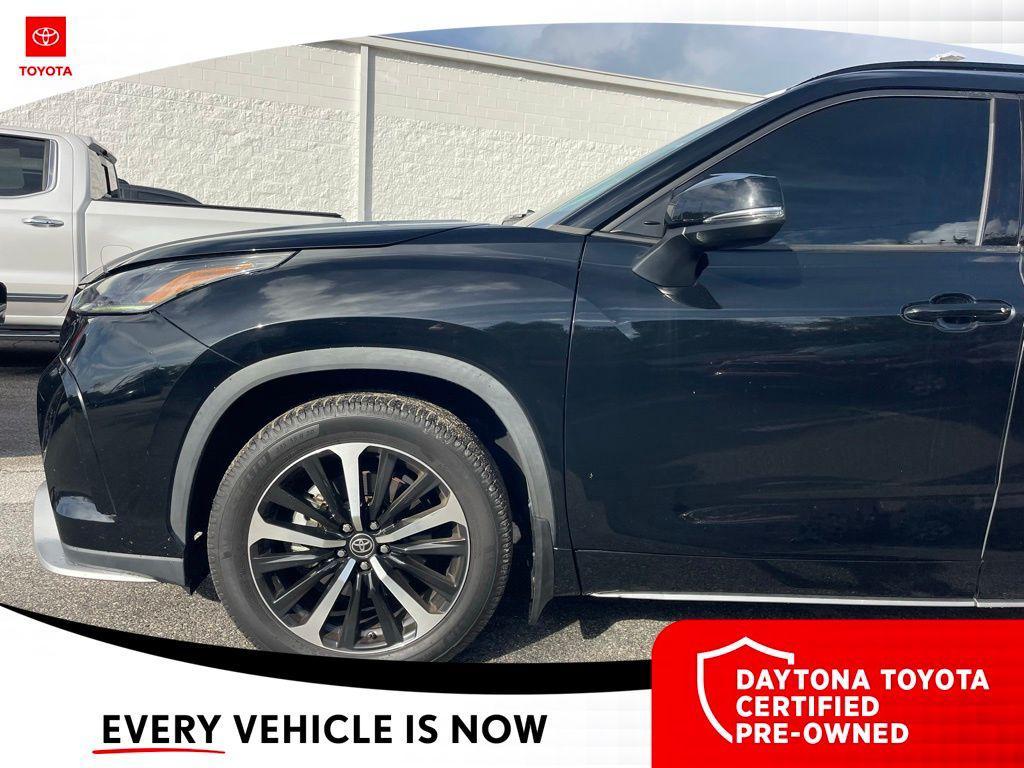 used 2022 Toyota Highlander car, priced at $35,700