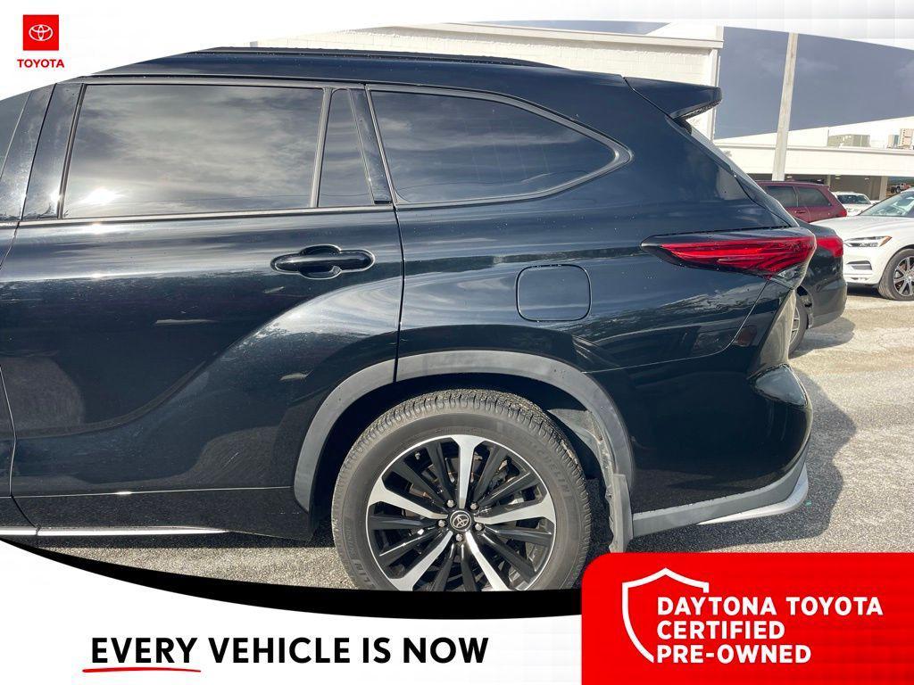 used 2022 Toyota Highlander car, priced at $35,700
