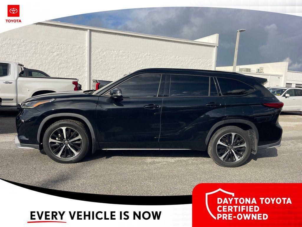 used 2022 Toyota Highlander car, priced at $35,700
