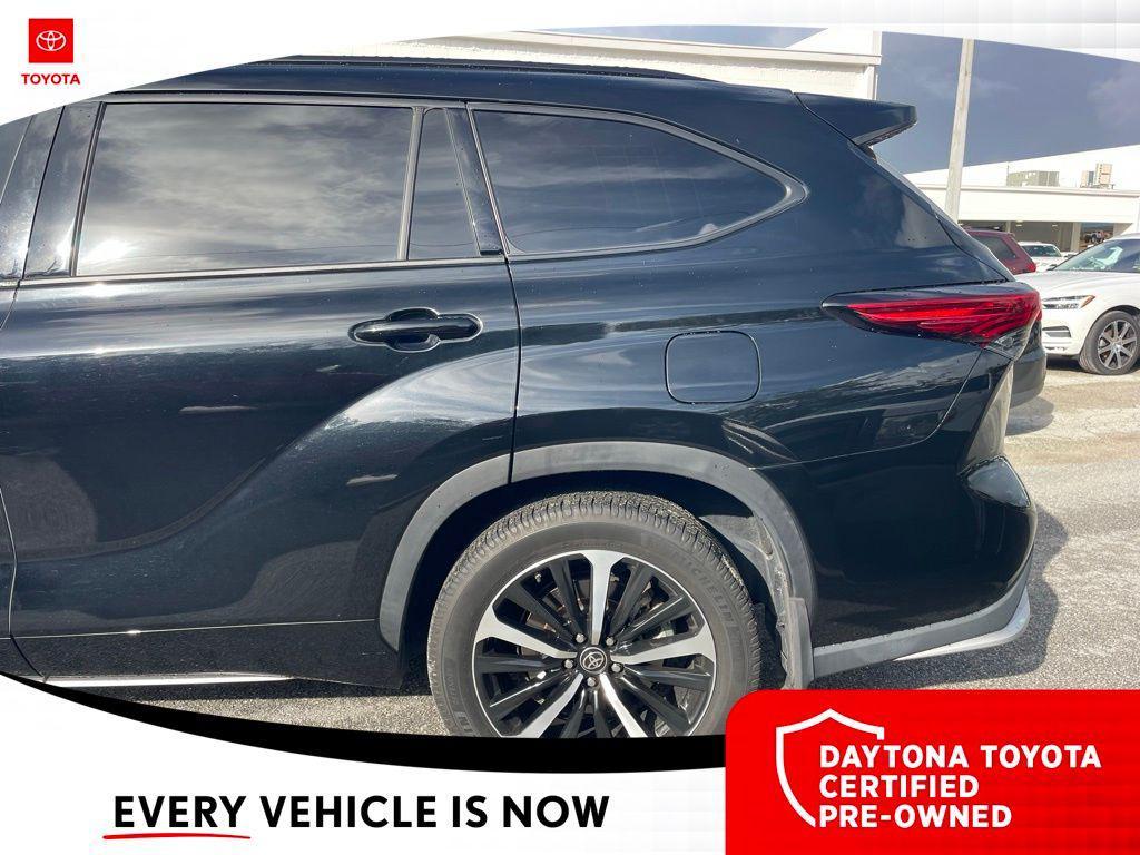 used 2022 Toyota Highlander car, priced at $35,700