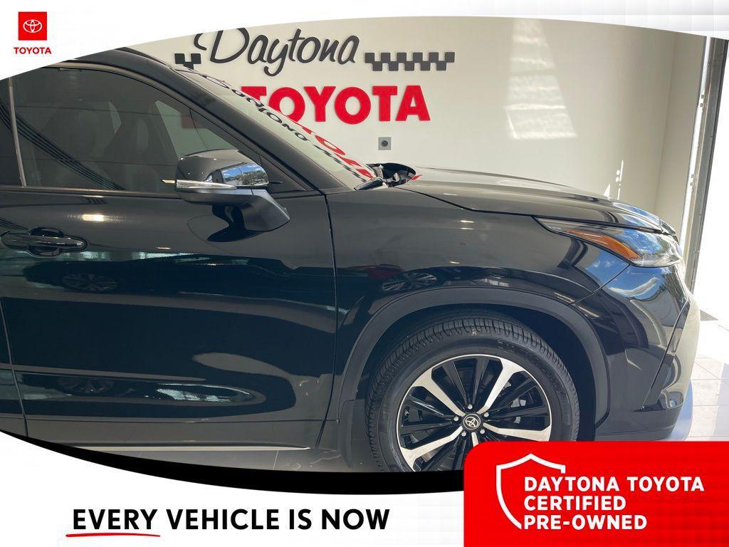 used 2022 Toyota Highlander car, priced at $35,700