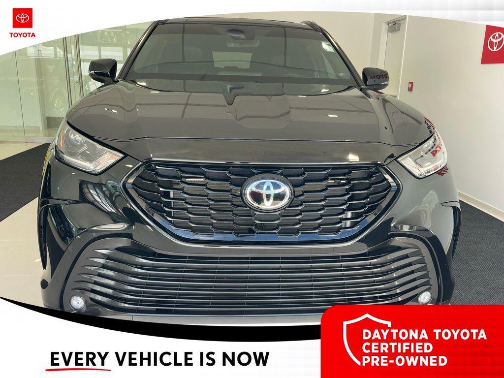 used 2022 Toyota Highlander car, priced at $35,700
