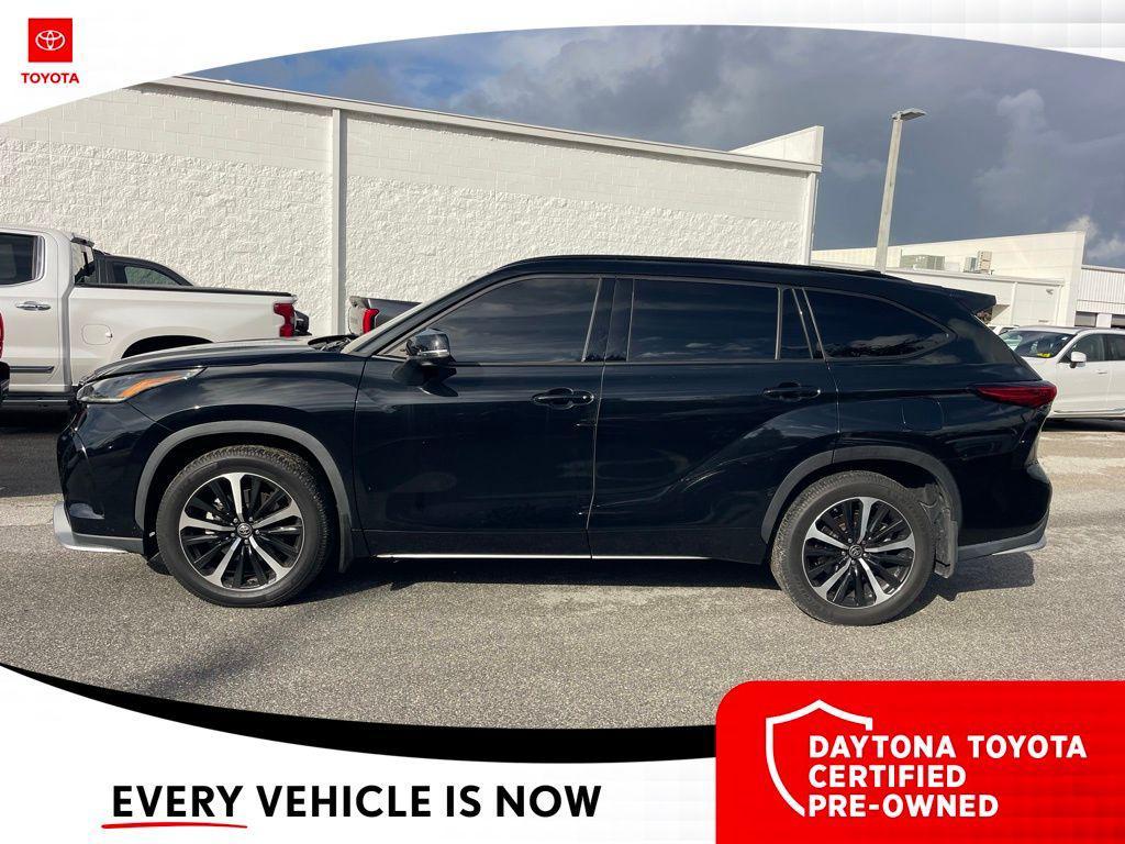 used 2022 Toyota Highlander car, priced at $35,700