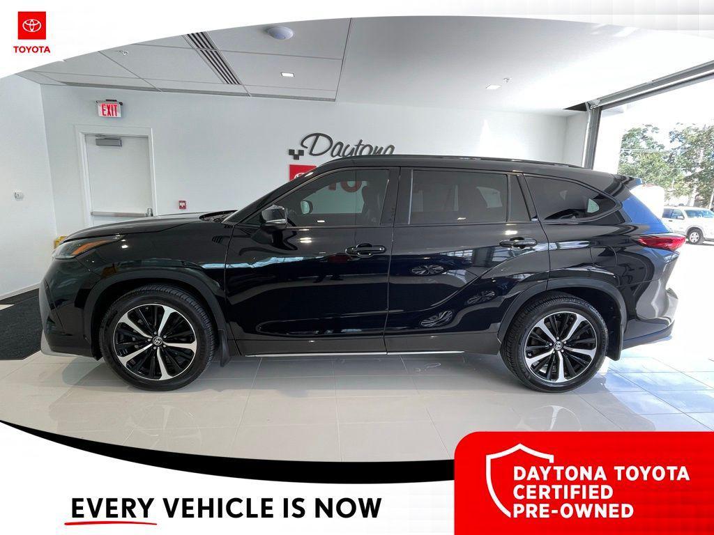 used 2022 Toyota Highlander car, priced at $35,700