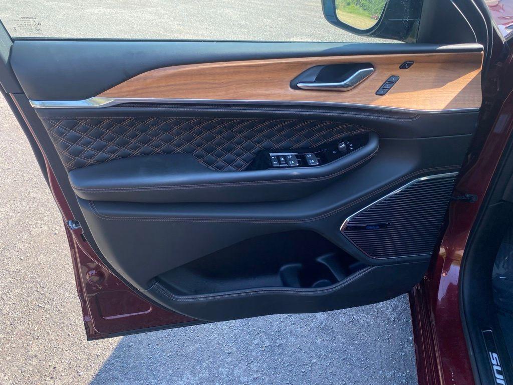 used 2024 Jeep Grand Cherokee car, priced at $47,998