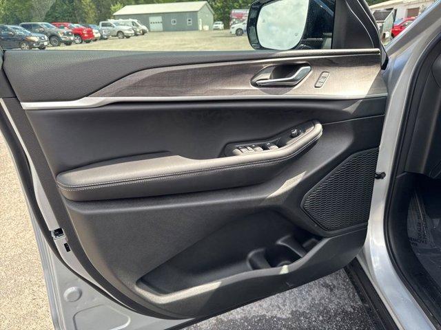 new 2025 Jeep Grand Cherokee car, priced at $51,871