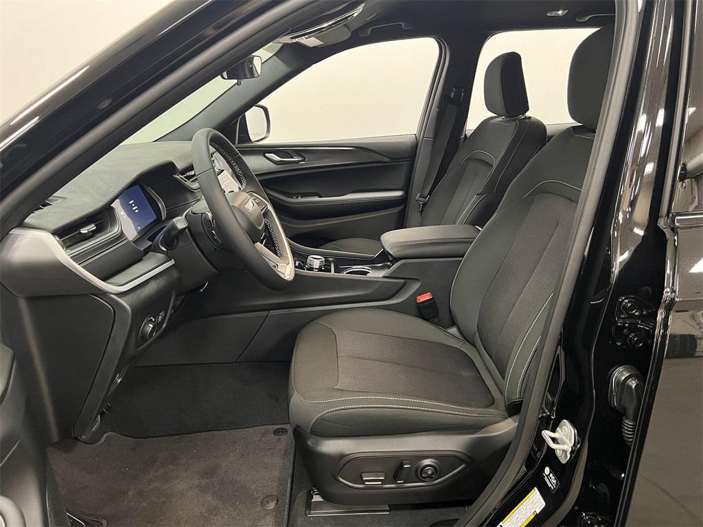 new 2025 Jeep Grand Cherokee car, priced at $40,570