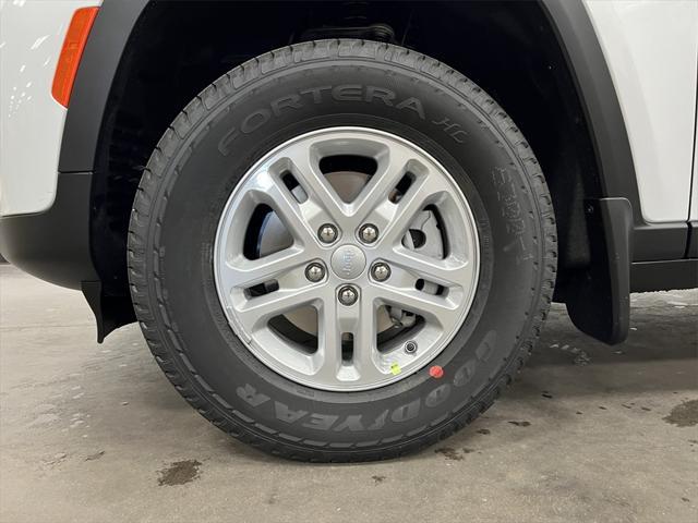 new 2025 Jeep Grand Cherokee car, priced at $35,993
