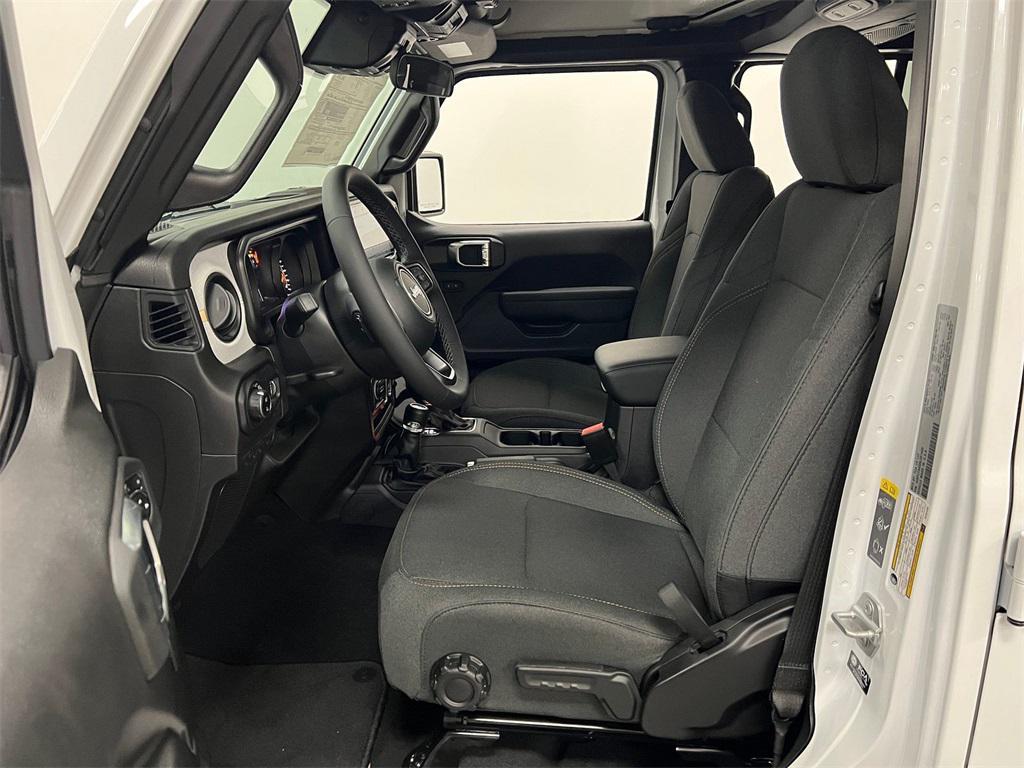 new 2025 Jeep Gladiator car, priced at $42,692