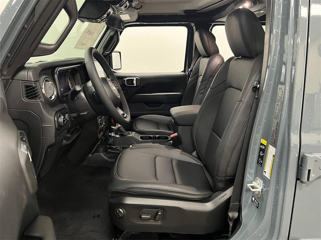 new 2025 Jeep Gladiator car, priced at $46,879