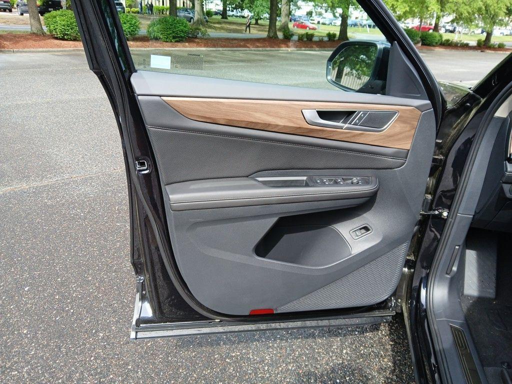 new 2025 Volkswagen Atlas car, priced at $40,348