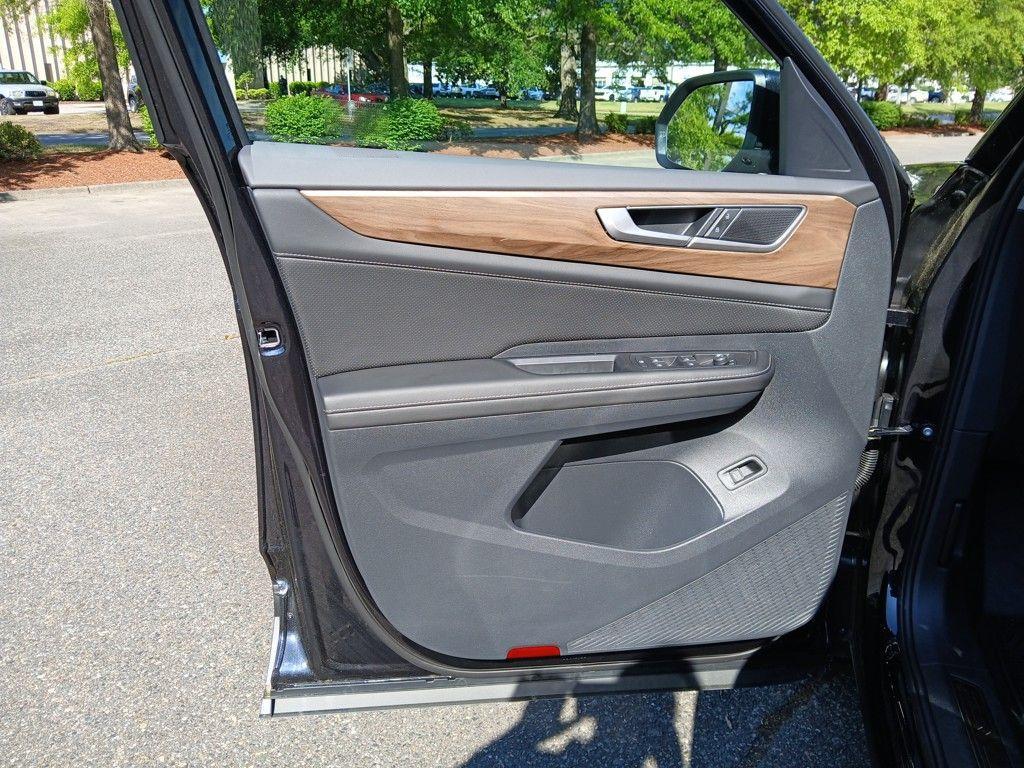 new 2025 Volkswagen Atlas car, priced at $40,946