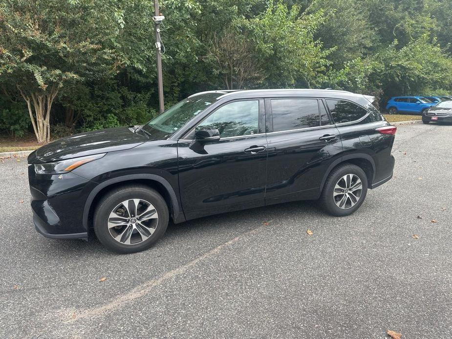 used 2022 Toyota Highlander car, priced at $32,995