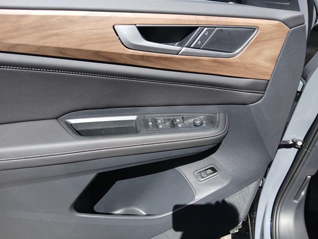 new 2025 Volkswagen Atlas car, priced at $40,127