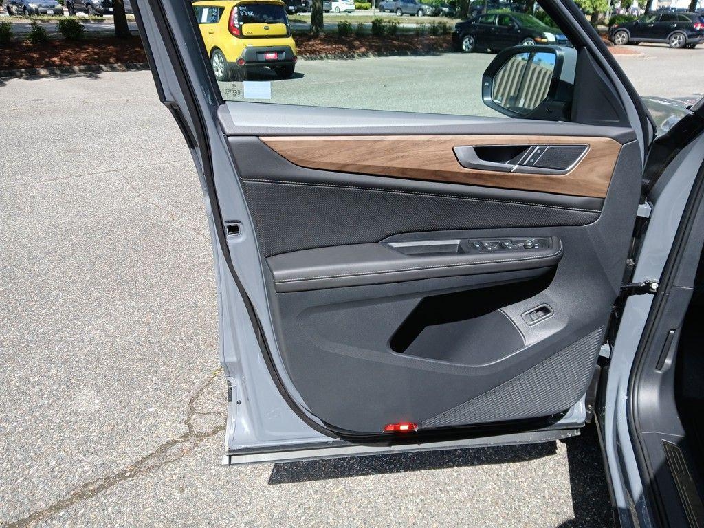 new 2025 Volkswagen Atlas car, priced at $40,127