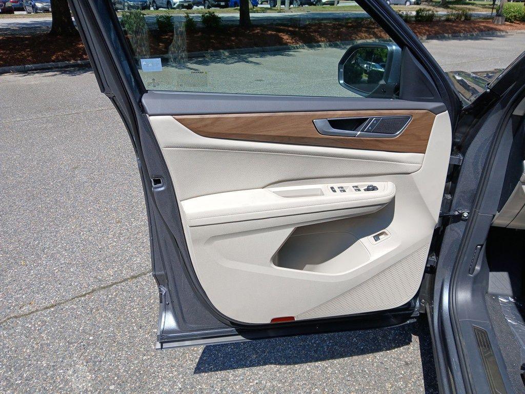 new 2025 Volkswagen Atlas car, priced at $43,746