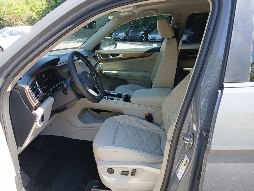 new 2025 Volkswagen Atlas car, priced at $44,358