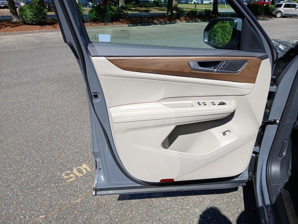 new 2025 Volkswagen Atlas car, priced at $44,358