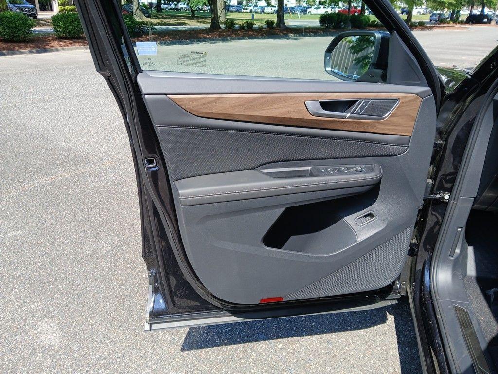 new 2025 Volkswagen Atlas car, priced at $40,348