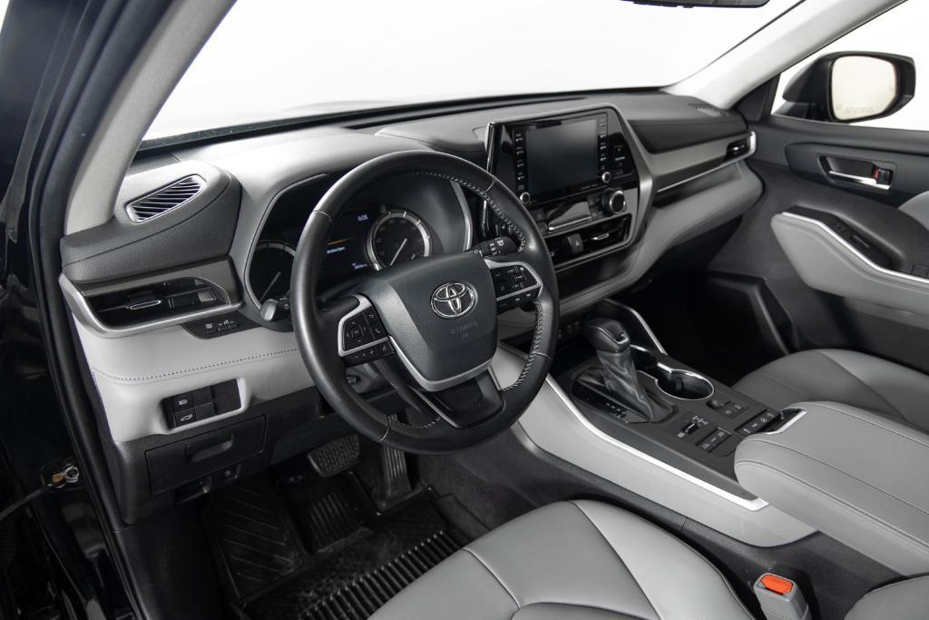 used 2022 Toyota Highlander car, priced at $31,995