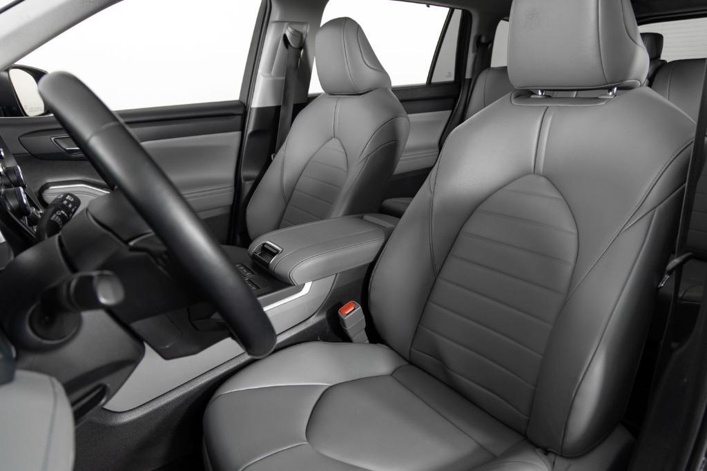 used 2022 Toyota Highlander car, priced at $31,995