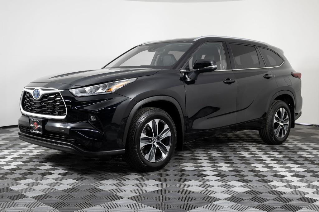 used 2024 Toyota Highlander Hybrid car, priced at $45,995