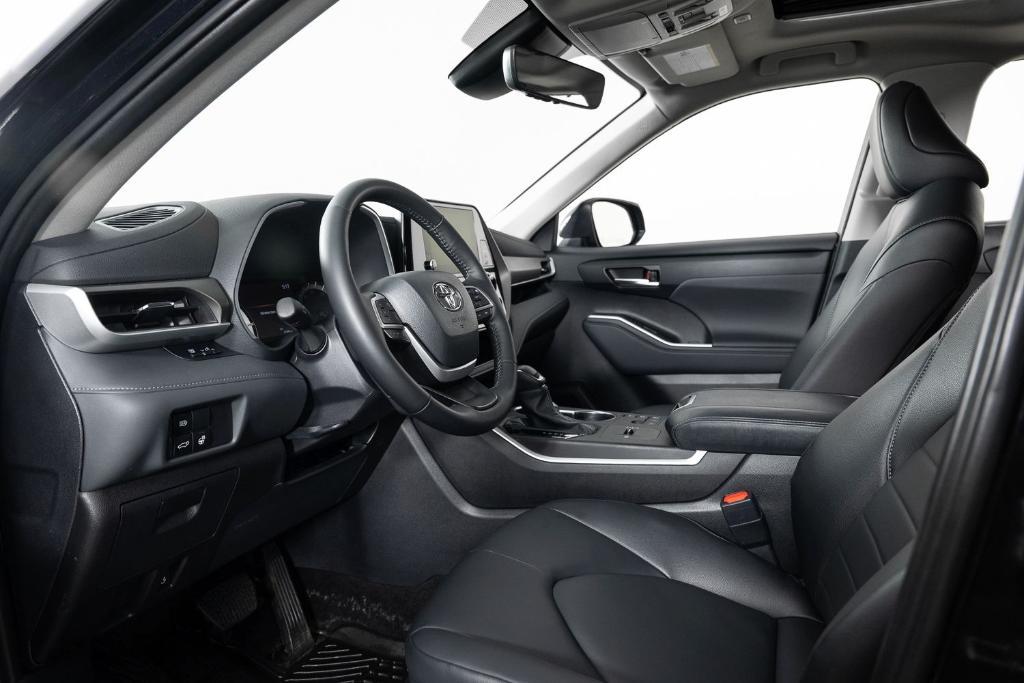 used 2024 Toyota Highlander Hybrid car, priced at $45,995