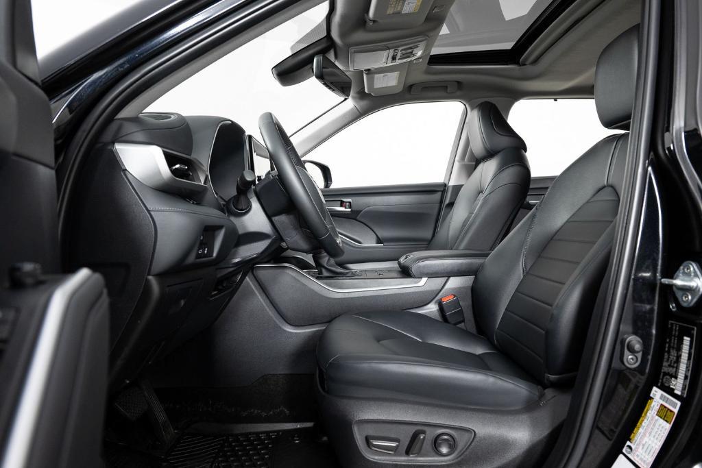 used 2024 Toyota Highlander Hybrid car, priced at $45,995