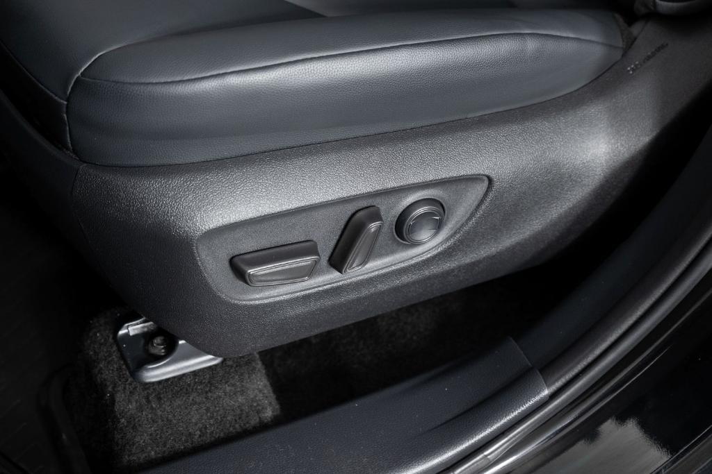 used 2024 Toyota Highlander Hybrid car, priced at $45,995