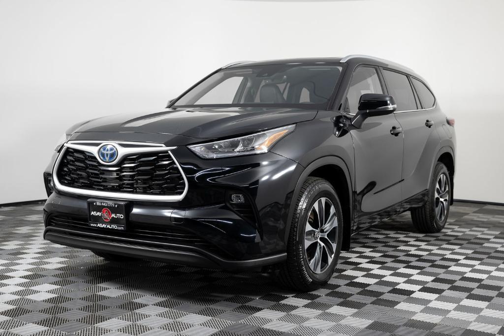 used 2024 Toyota Highlander Hybrid car, priced at $45,995