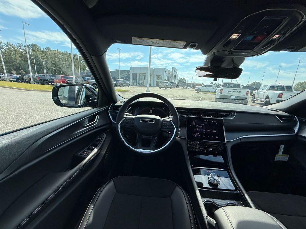 new 2025 Jeep Grand Cherokee car, priced at $34,625