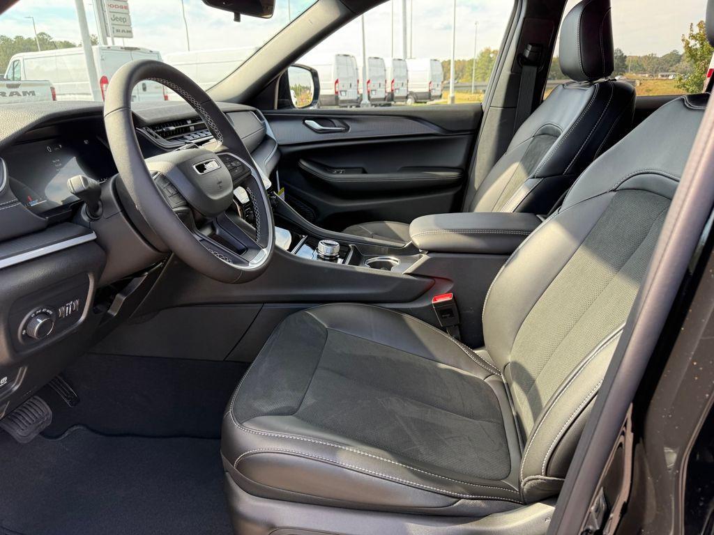 new 2025 Jeep Grand Cherokee car, priced at $34,625