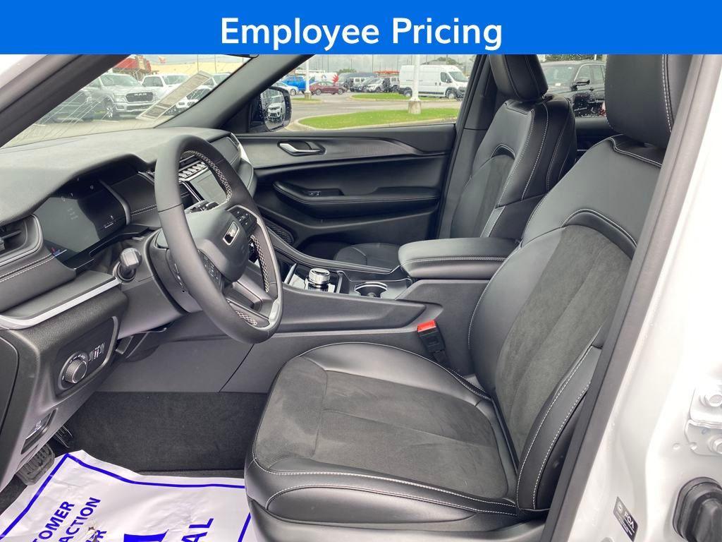 new 2025 Jeep Grand Cherokee car, priced at $34,880