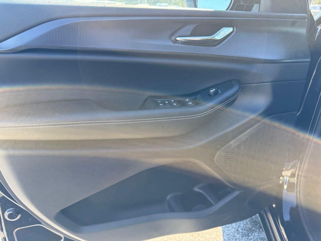 new 2025 Jeep Grand Cherokee car, priced at $30,800