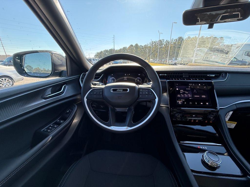 new 2025 Jeep Grand Cherokee car, priced at $30,800