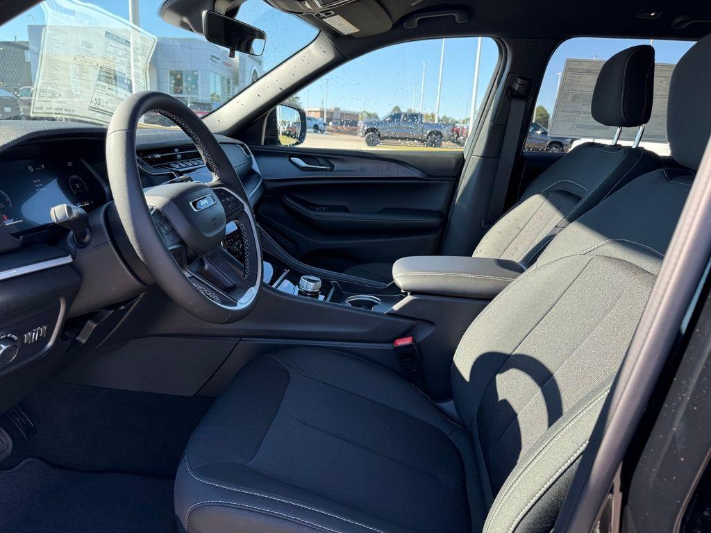 new 2025 Jeep Grand Cherokee car, priced at $30,800