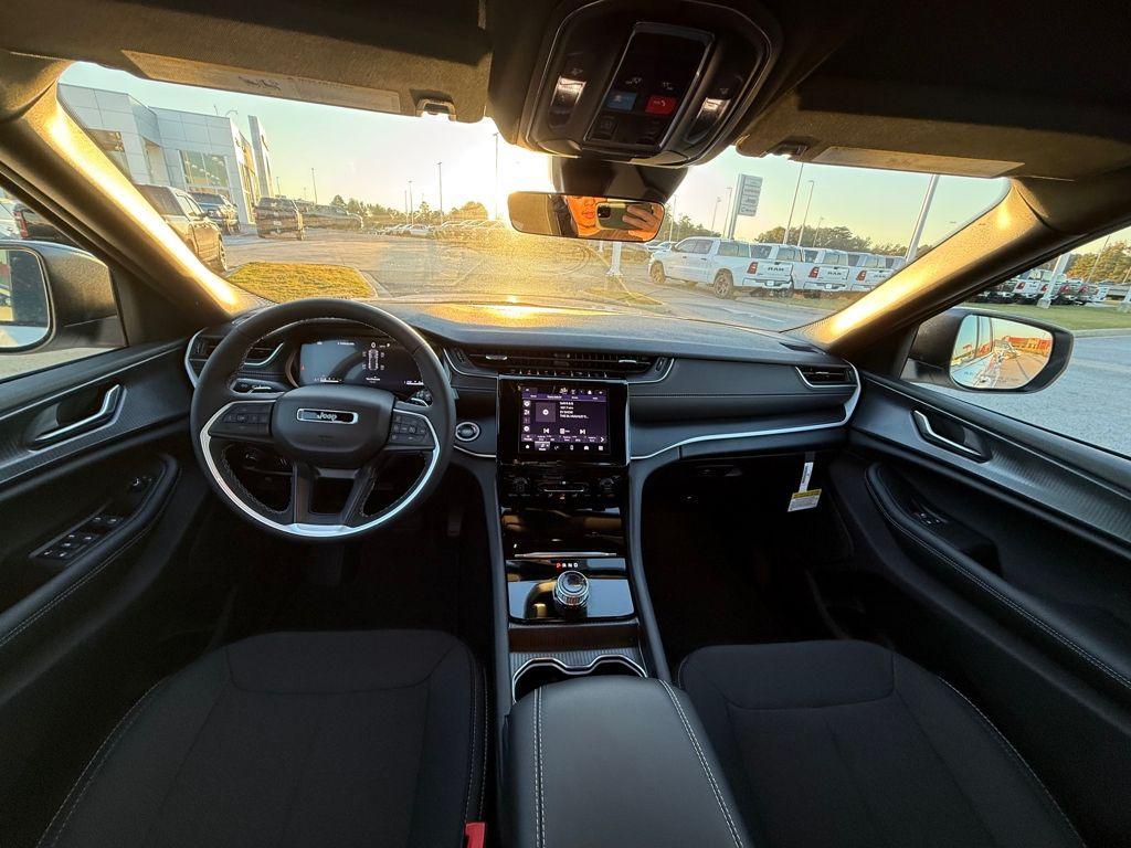 new 2025 Jeep Grand Cherokee car, priced at $33,780