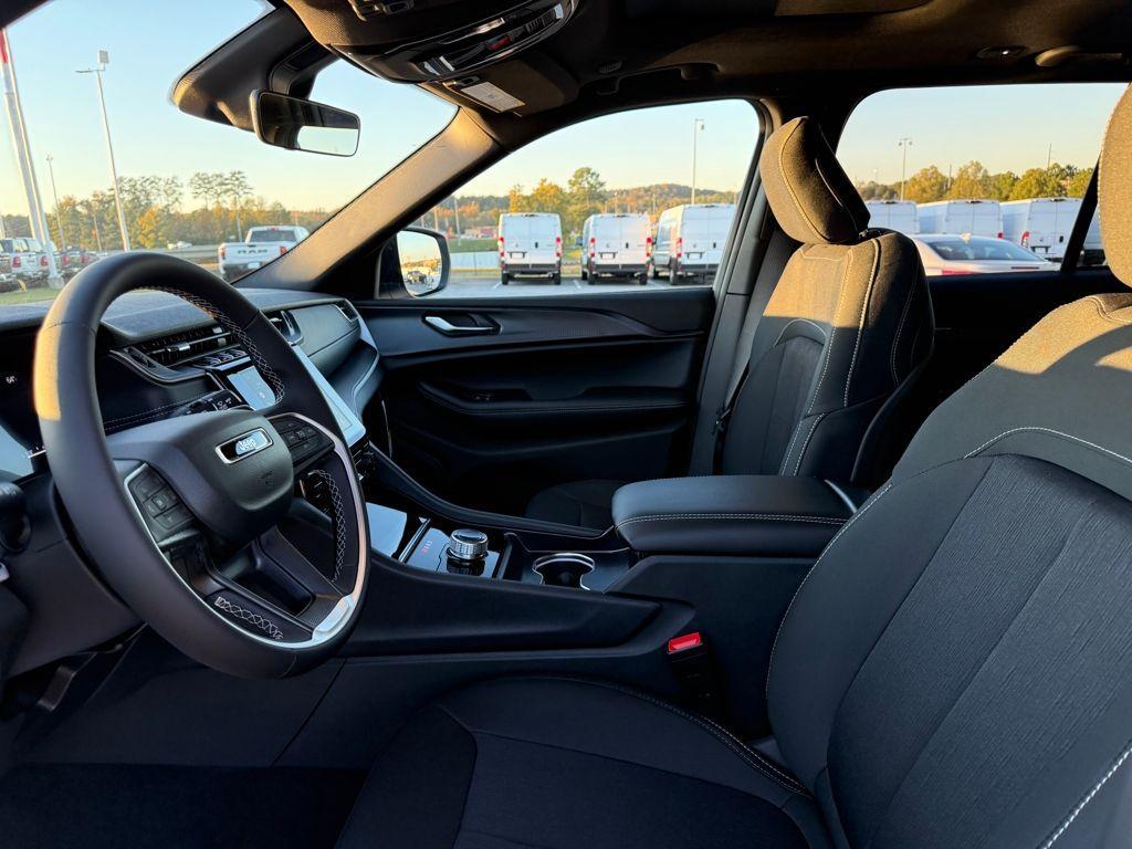 new 2025 Jeep Grand Cherokee car, priced at $33,780