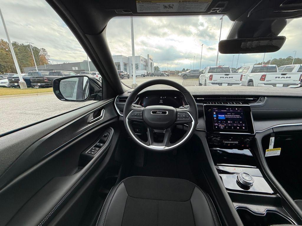 new 2025 Jeep Grand Cherokee car, priced at $32,625