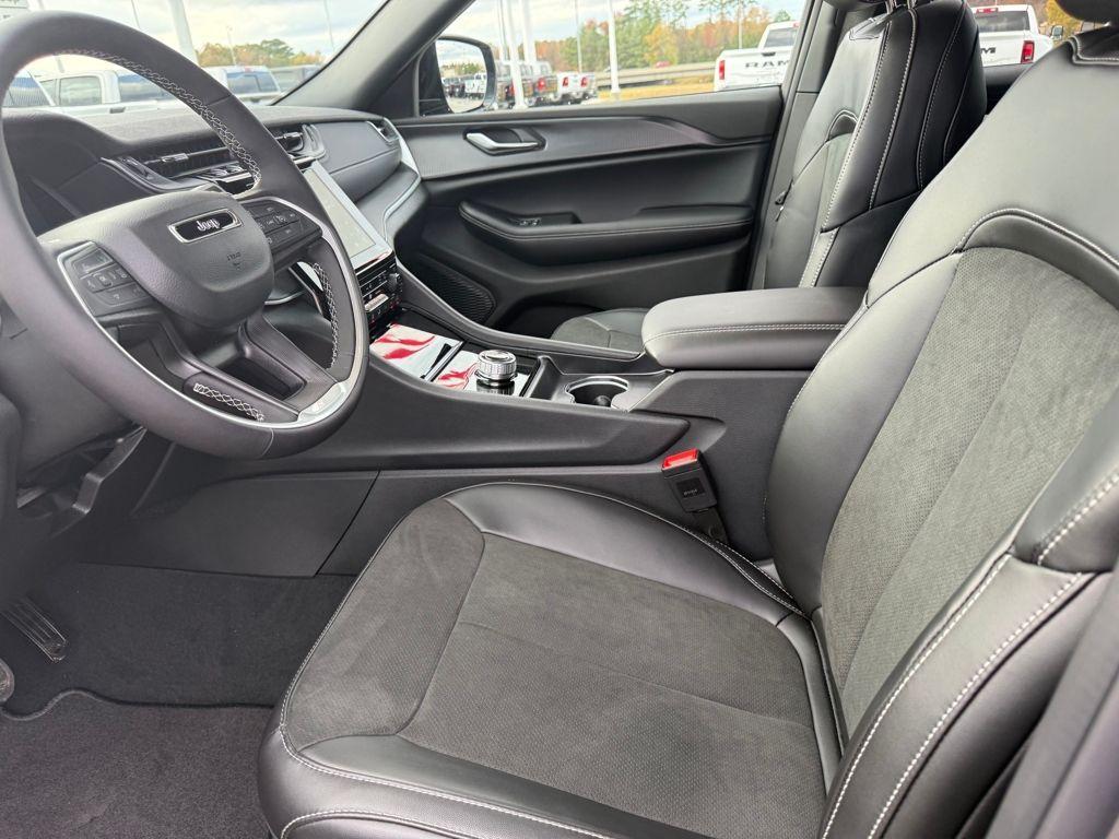 new 2025 Jeep Grand Cherokee car, priced at $32,625