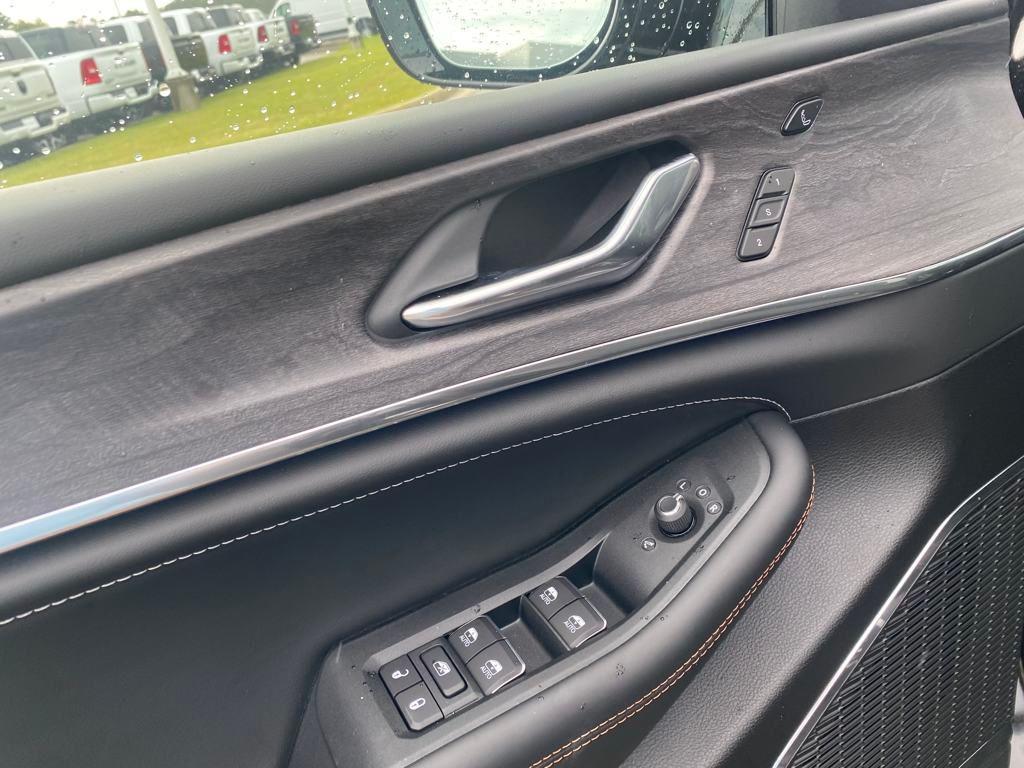 new 2025 Jeep Grand Cherokee car, priced at $48,370