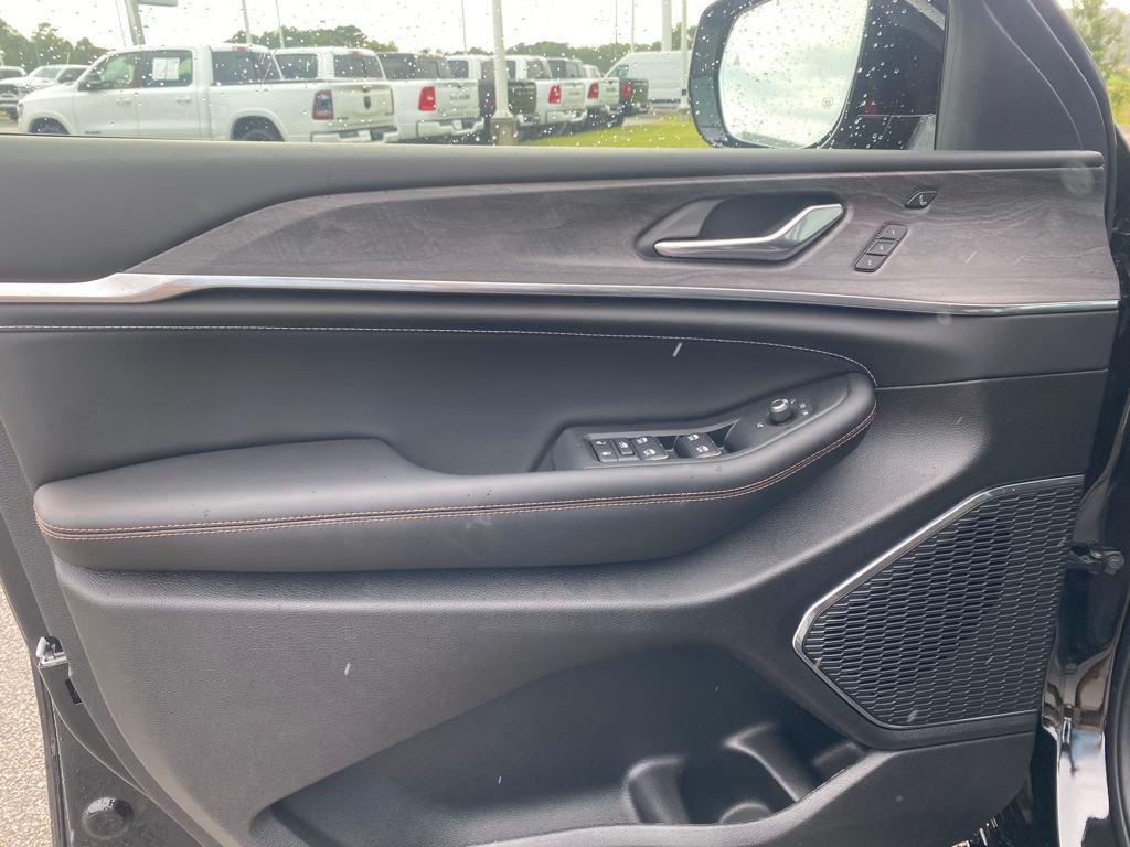 new 2025 Jeep Grand Cherokee car, priced at $48,370